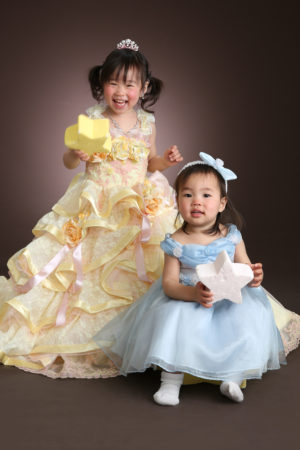 7歳ドレス・姉妹でドレス・黄色ドレス・水色ドレス