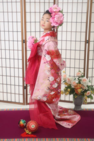 バースデー記念写真・着物・お引きずり・赤×ピンク