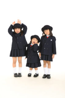 女の子3人の入学写真
