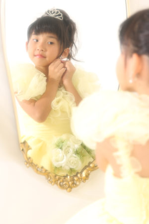 七五三・7歳・ドレス・黄色・鏡